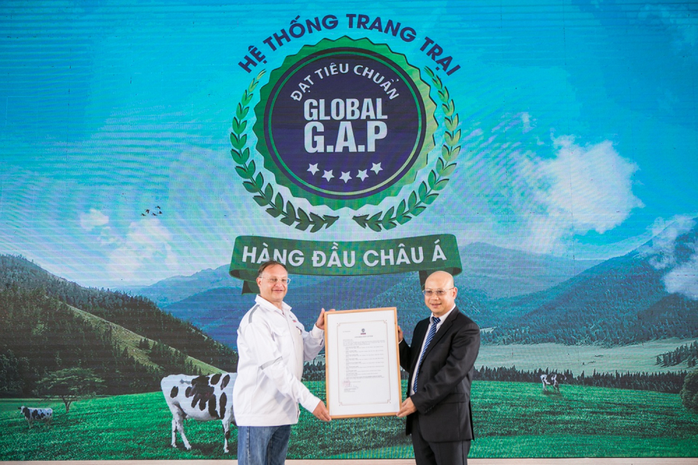 Đại diện tổ chức Bureau Veritas Certification trao giấy xác nhận chính thức về hệ thống trang trại chuẩn Global G.A.P lớn nhất châu Á cho đại diện Vinamilk. 