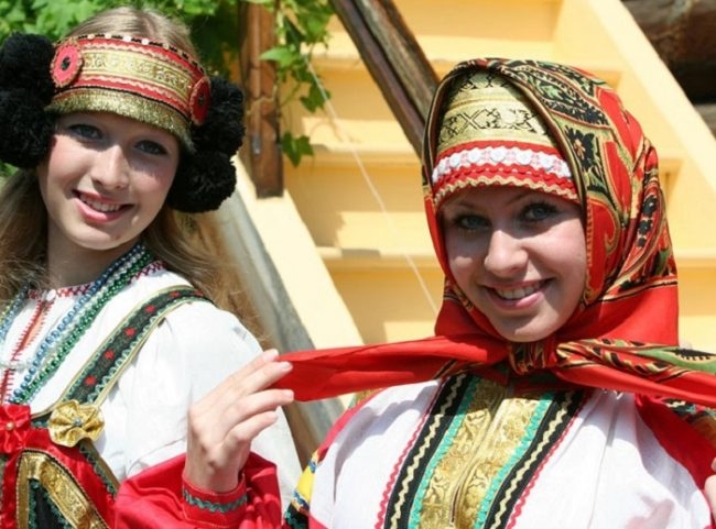 Trang phục truyền thống với váy Poneva Nga 