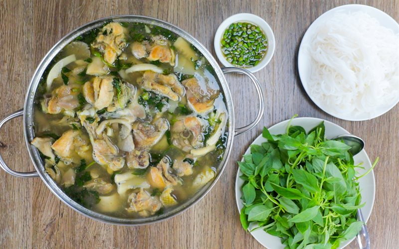 Lẩu gà lá é ăn kèm bún, lá é tươi, nước chấm ớt cay nồng thì không còn gì tuyệt hơn - Ảnh minh họa: Internet