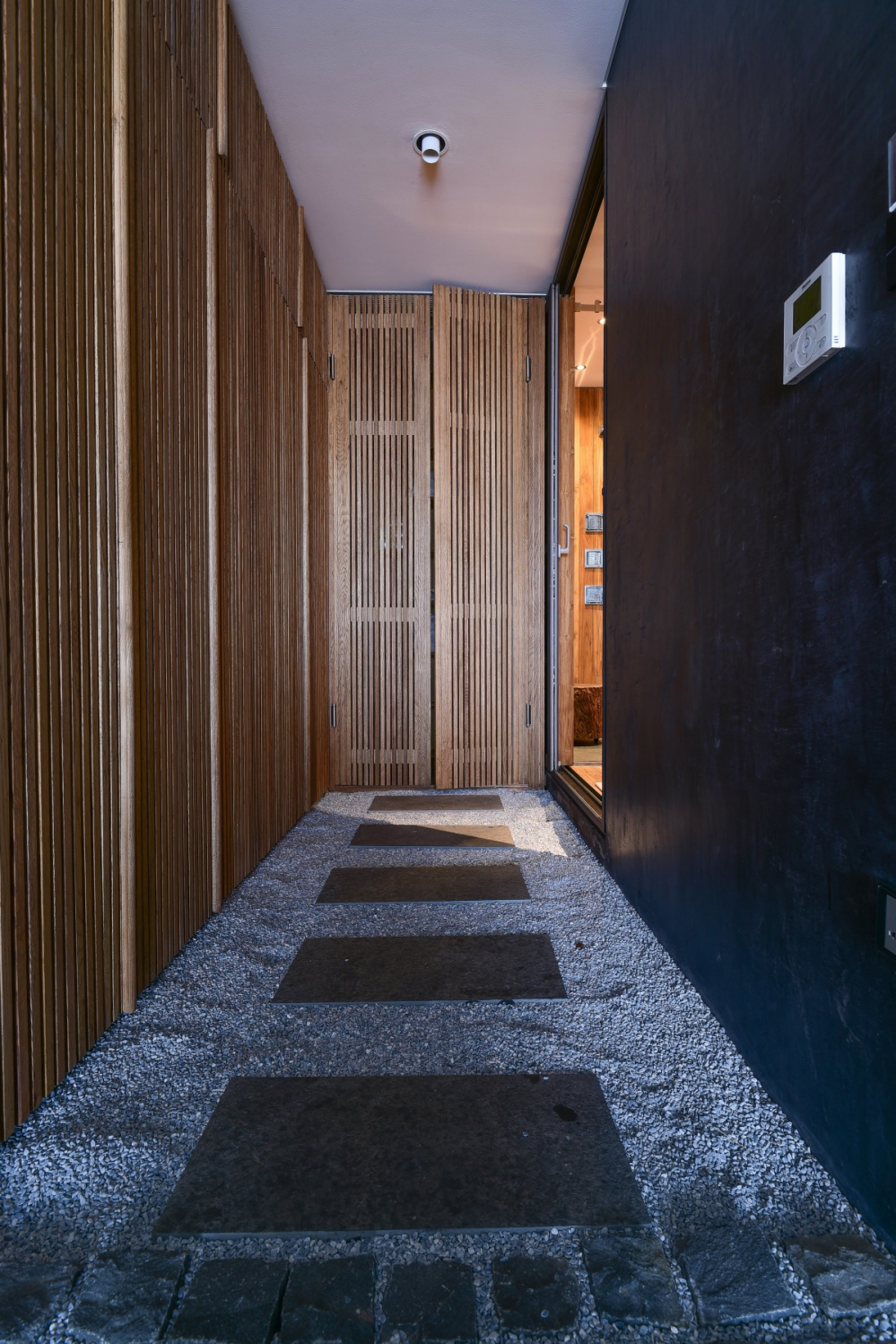 Nhà vệ sinh được đặt cạnh phòng ngủ. Kiến trúc sư rất chú ý trong việc sử dụng vật liệu chuyển tiếp: các viên đá tự nhiên kết hợp với gỗ, mang lại cho nội thất một cảm giác ấm cúng theo phong cách tối giản. 