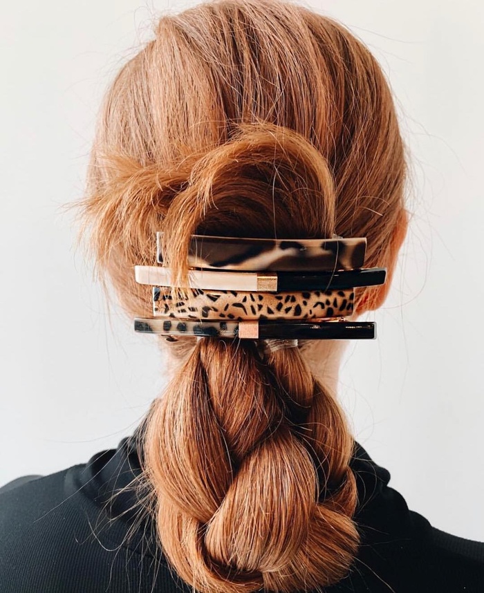 Nếu không biết diện kẹp tóc sao cho chuẩn đẹp, nàng hãy điểm tô mái tóc tết gọn gàng bằng cách kẹp những chiếc kẹp tóc chồng lên nhau. 