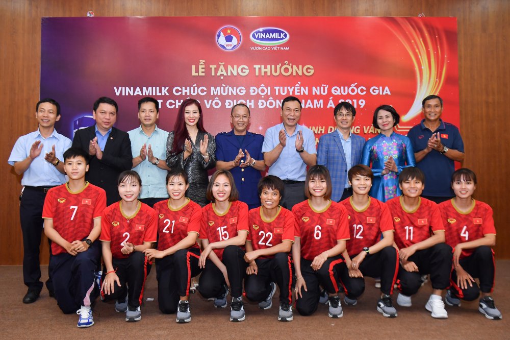 Các đại biểu dự lễ trao thưởng chúc mừng Đội tuyển Bóng đá nữ quốc gia vô địch Đông Nam Á 2019  