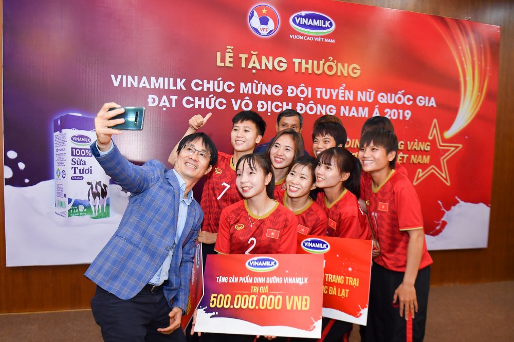 Các “cô gái vàng” và HLV Mai Đức Chung vui vẻ chụp ảnh “selfie” cùng đại diện Vinamilk  