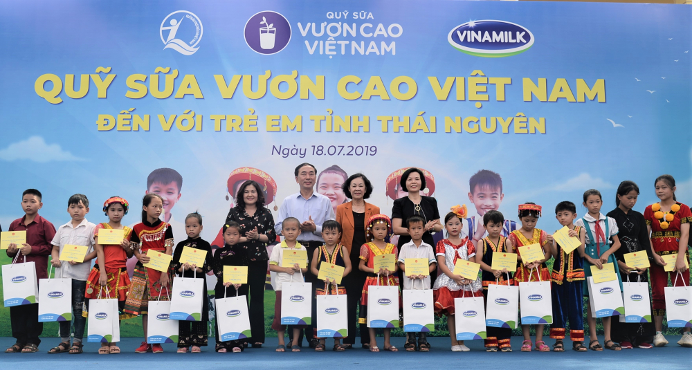 Trong suốt chặng đường 12 năm, Quỹ sữa Vươn Cao Việt Nam và Vinamilk đã trao tặng hơn 35 triệu ly sữa với tổng giá trị 150 tỷ đồng cho gần 441.000 trẻ em khó khăn trên khắp Việt Nam.  