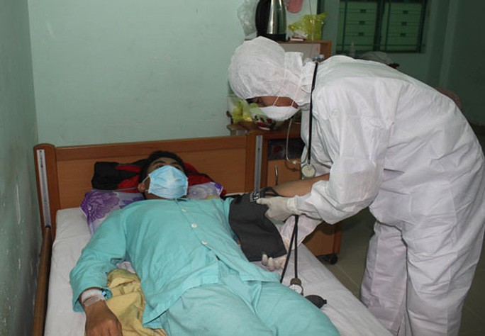 Các bệnh nhân cách ly được các nhân viên Bệnh viện Bệnh nhiệt đới Khánh Hòa chăm sóc 