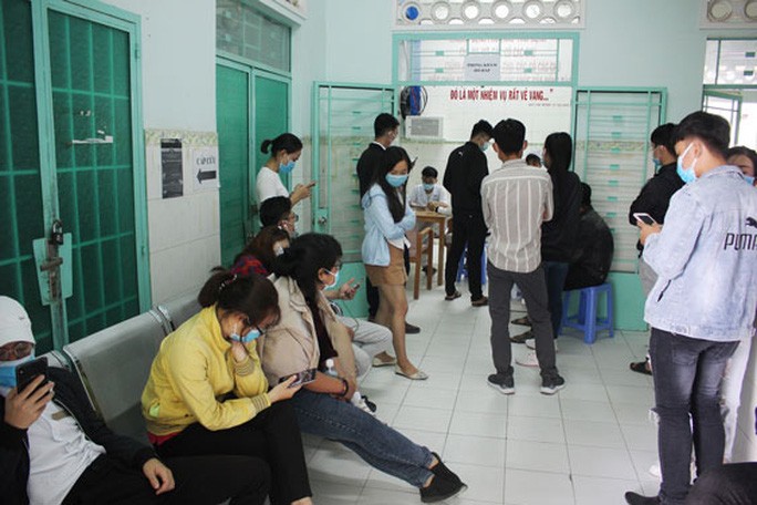  Người dân đến khám sau khi có triệu chứng ho, sốt ở Bệnh viện Bệnh nhiệt đới Khánh Hòa