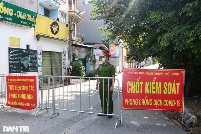 Lực lượng chức năng lập rào sắt, chốt cứng tại tất cả các điểm đi vào phố Kim Quan.