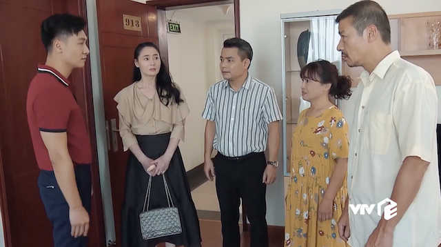 Ông Sinh gặp gỡ gia đình thông gia. Ảnh: VTV.