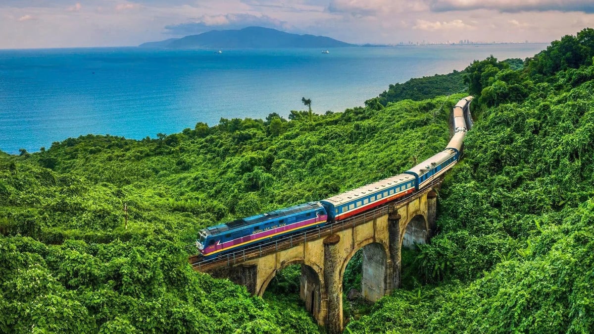 Tàu Thống Nhất Việt Nam đứng đầu top các tuyến tàu hoả đẹp nhất thế giới. Ảnh Kevesko
