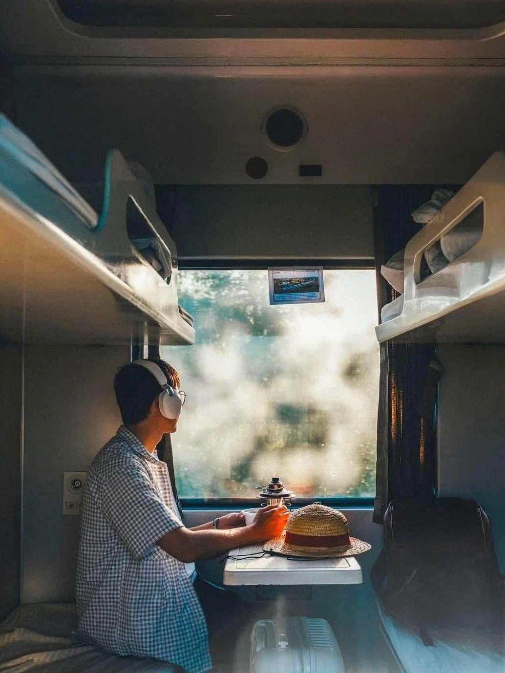 Du khách check-in trong chuyến tàu hỏa Thống Nhất. Ảnh @mituchan259
