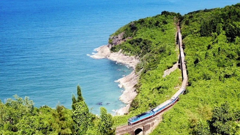 Tàu Thống Nhất chạy qua đèo Hải Vân nằm giữa Huế và Đà Nẵng. Ảnh Lonely Planet