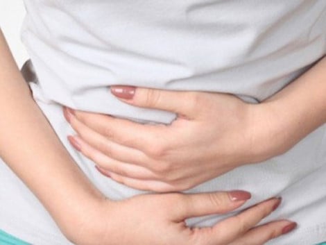 Đau bụng buồn nôn là một trong những triệu chứng của ngộ độc thực phẩm