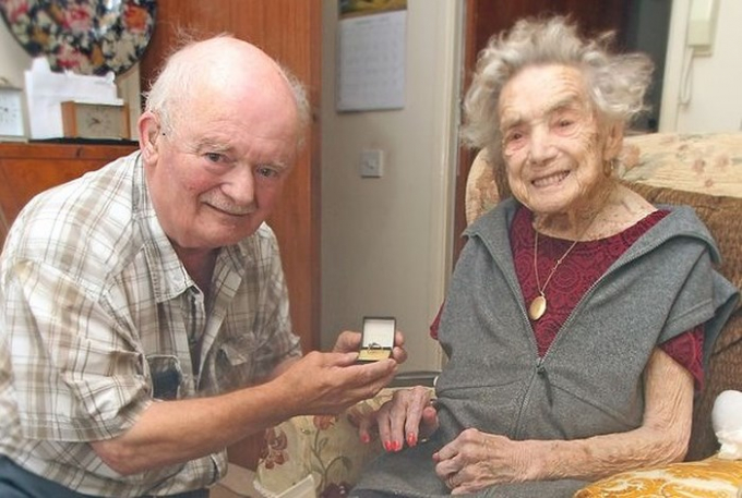 Hai ông bà đang sống hạnh phúc cùng nhau ở Prestatyn, Wales (Ảnh: ANTĐ)