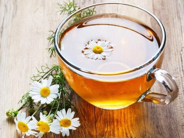 Nước detox từ trà xanh, hoa cúc, gừng và quế - Ảnh: Internet