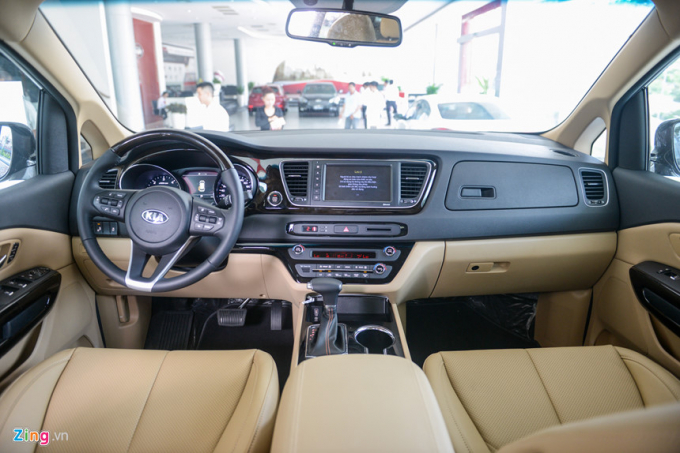 Sự thay đổi bên trong nội thất của Kia Sedona 2018 chủ yếu là tinh chỉnh lại thiết kế, bổ sung hoặc lược bỏ một số tính năng. Ảnh: Zing.vn