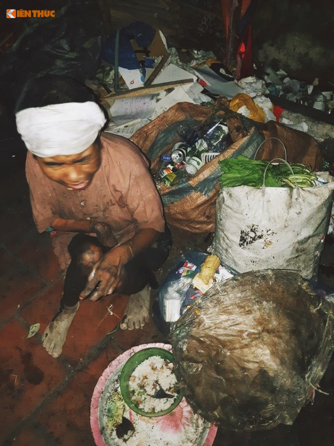 Con gái cụ Hồ ngồi ăn cơm ngay cạnh đống rác mà cô vừa mang về.