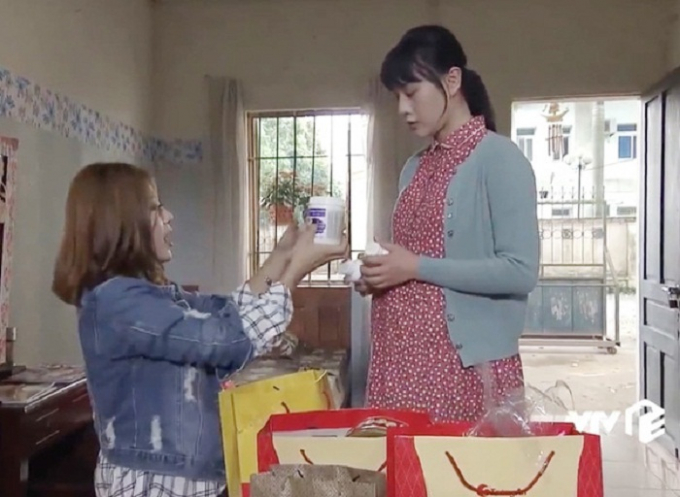 Tiếp đó, Lan (Thanh Hương) cũng mua cho Quỳnh một hộp sữa bầu và không quên dặn dò: 