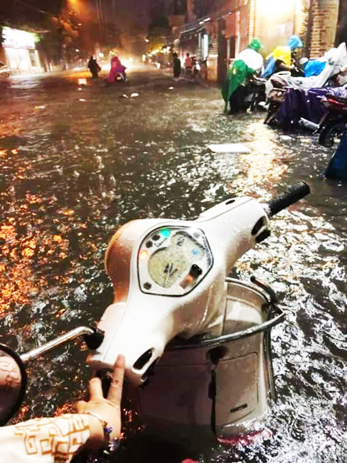 Nhiều tuyến đường tại thành phố nước ngập cao hơn 1m, khiến giao thông gặp nhiều khó khăn, xe chết máy la liệt giữa đường. (Ảnh FB: Le Hoang Anh).