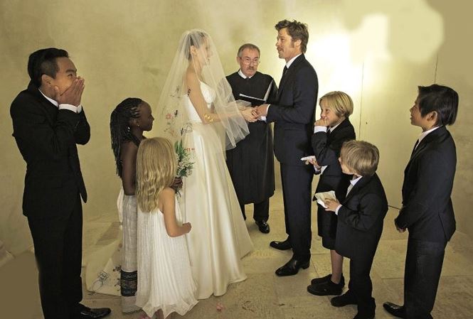 6 đứa trẻ nhà Jolie-Pitt hạnh phúc trong đám cưới của bố mẹ.