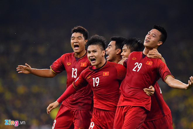 Đội tuyển Việt Nam thi đấu tưng bừng và có thể định đoạt trận chung kết lượt đi ngay trong hiệp một. Ảnh: Thuận Thắng.