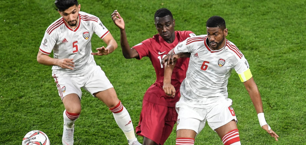   Qatar (áo đỏ) chơi bản lĩnh trước sức ép của UAE.