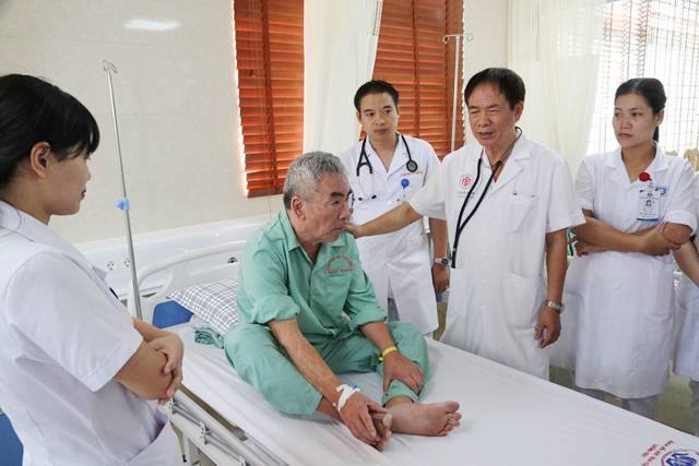  Bác sĩ thăm khám cho bệnh nhân đột quỵ tại BVĐK tỉnh Phú Thọ.