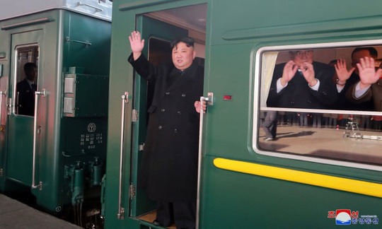 Nhà lãnh đạo Triều Tiên Kim Jong-un vẫy chào khi lên tàu rời Bình Nhưỡng để tới Hà Nội. Ảnh: KCNA/Reuters