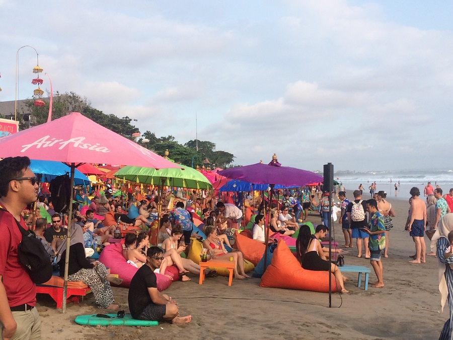  Rất đông du khách ngoại quốc trên bãi biển Semiyak.