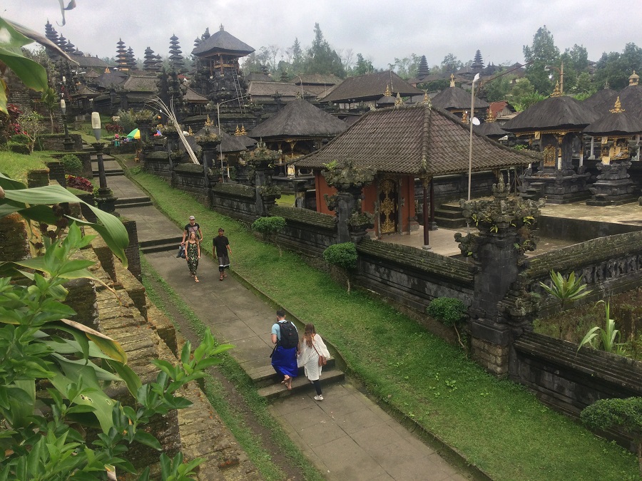  Quần thể đền Besakih ở Bali.