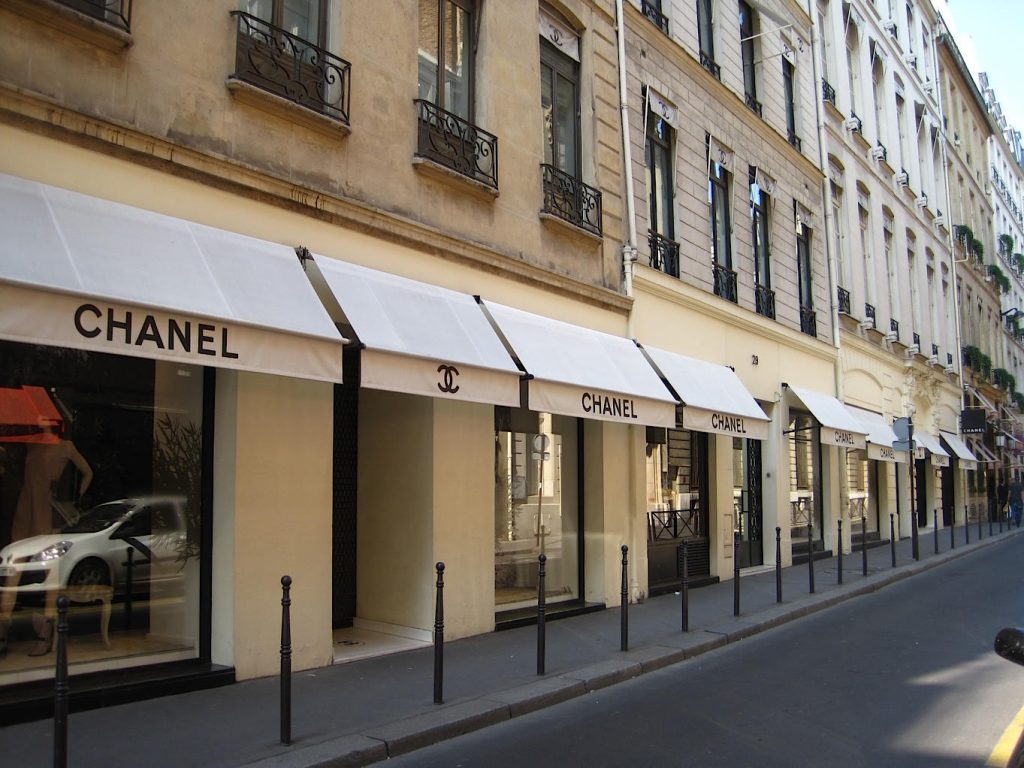  Đại lộ Montaigne, Paris là nơi tập trung nhiều cửa tiệm thời trang nổi tiếng thế giới. Ảnh: Internet