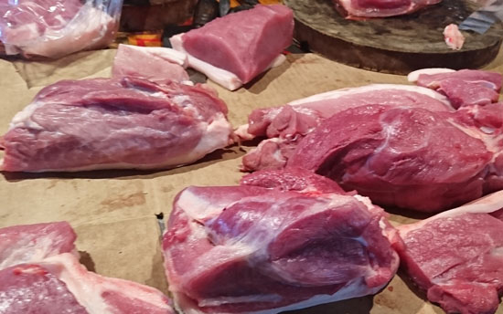  Thịt lợn tăng giá mạnh so với phiên chợ cuối năm ngoái.