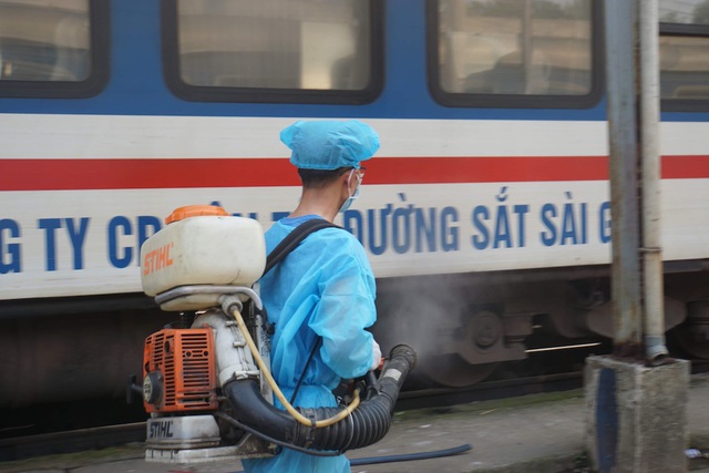  àu về ga Sài Gòn được phun thuốc sát khuẩn kỹ lưỡng