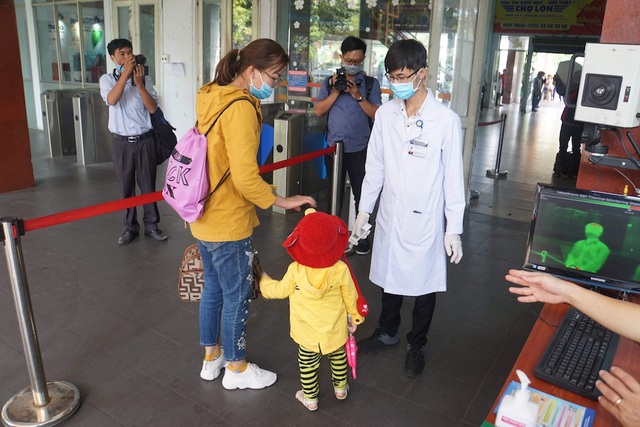  Trung tâm kiểm dịch y tế quốc tế TPHCM đã lập chốt kiểm tra tại ga Sài Gòn để phòng chống dịch bệnh do virus Corona.