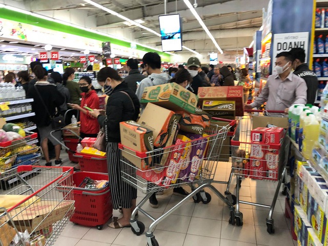Hình ảnh người dân đổ xô đi tích trữ hàng hóa sáng nay.