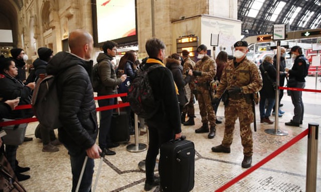  Nhân viên an ninh siết kiểm tra tại ga tàu Milan. (Ảnh: Guardian)