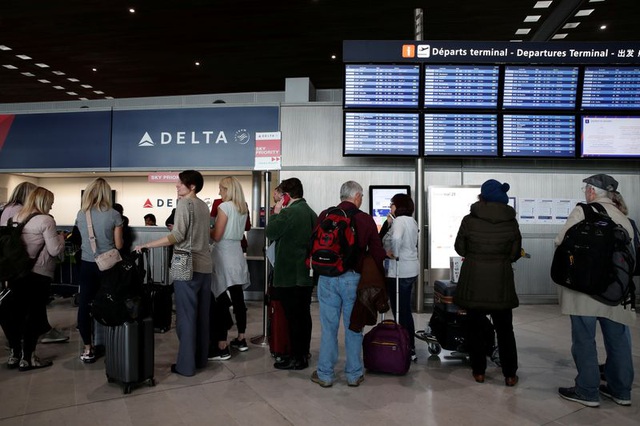  Nhiều người xếp hàng tại quầy của hãng hàng không Delta Airlines ở sân bay Paris Charles de Gaulle, Pháp. (Ảnh: Reuters)