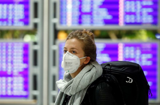  Hành khách đeo khẩu trang tại sân bay Frankfurt, Đức ngày 12/3. (Ảnh Reuters)
