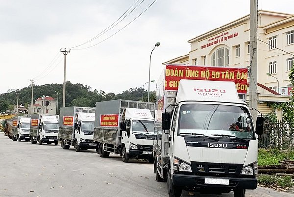 Hình ảnh đoàn xe chở gạo do bà Thủy ủng hộ chở đến các điểm chống dịch. Ảnh BGP.