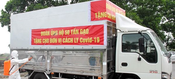 Trước khi chuyển gạo đi xe chở gạo được khử trùng. Ảnh: Báo Bắc Giang.