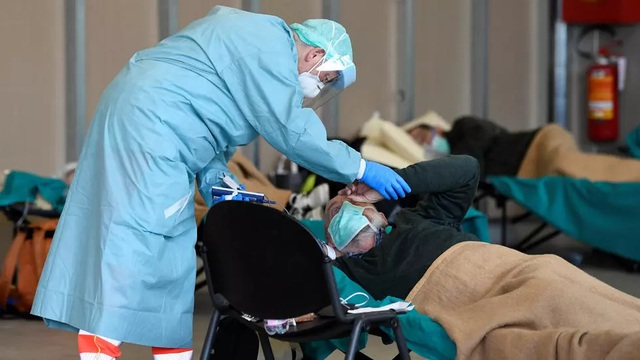 Các bệnh viện ở Italia quá tải vì số ca bệnh Covid-19 liên tục tăng mạnh. (Ảnh: Reuters)