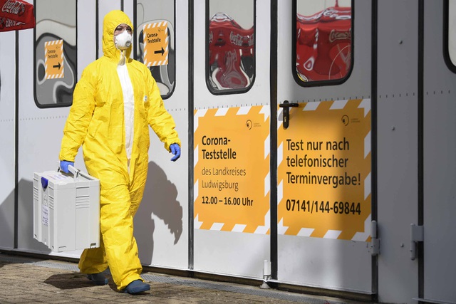 Một nhân viên tại trung tâm xét nghiệm virus corona ở Ludwigsburg, Đức. (Ảnh: AFP)
