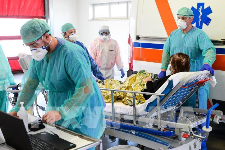  Nhân viên y tế chăm sóc bệnh nhân mắc COVID-19 tại một bệnh viện ở Lombardy, Italy ngày 17/3/2020. Ảnh: AFP/TTXVN