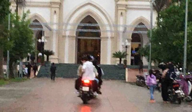 Người dân kéo đến hành lễ tại nhà thờ Thị Ninh, giáo xứ Tràng Đình