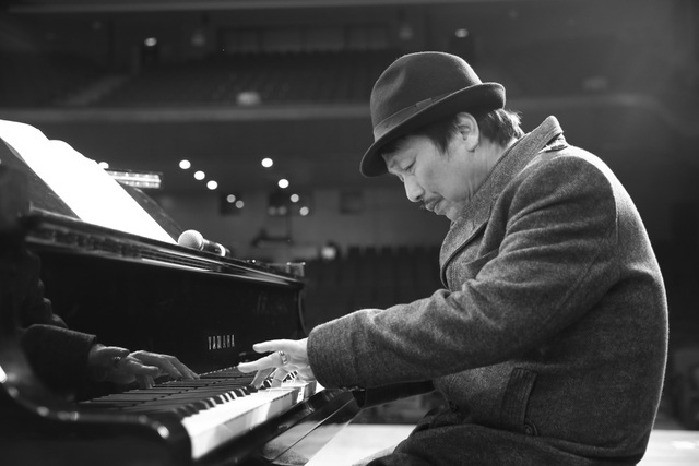  Hình ảnh nhạc sĩ Phú Quang đánh đàn, hát những ca khúc của mình để lại ấn tượng trong lòng khán giả.