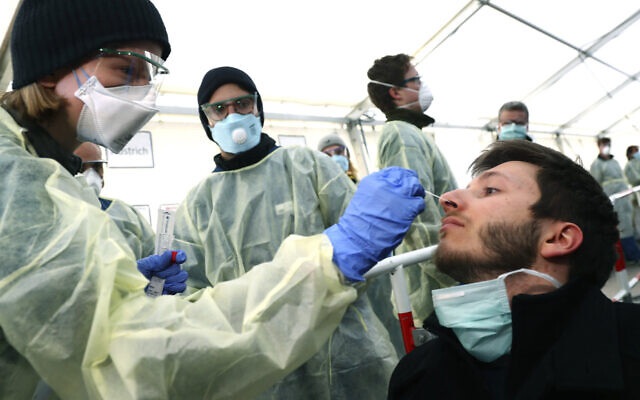 Nhân viên y tế Đức lấy mẫu xét nghiệm Covid-19 tại Munich hồi tháng 3. (Ảnh: AFP)
