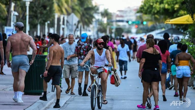  Người dân vẫn tập trung đông đúc tại bãi biển Miami, bang Florida, Mỹ hôm 26/6 bất chấp nguy cơ lây nhiễm Covid-19. (Ảnh: AFP)