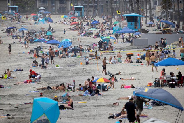  Bãi biển ở Oceanside, California đông người vào ngày 22/6 nhưng rất ít người đeo khẩu trang bất chấp dịch Covid-19 (Ảnh: Reuters)